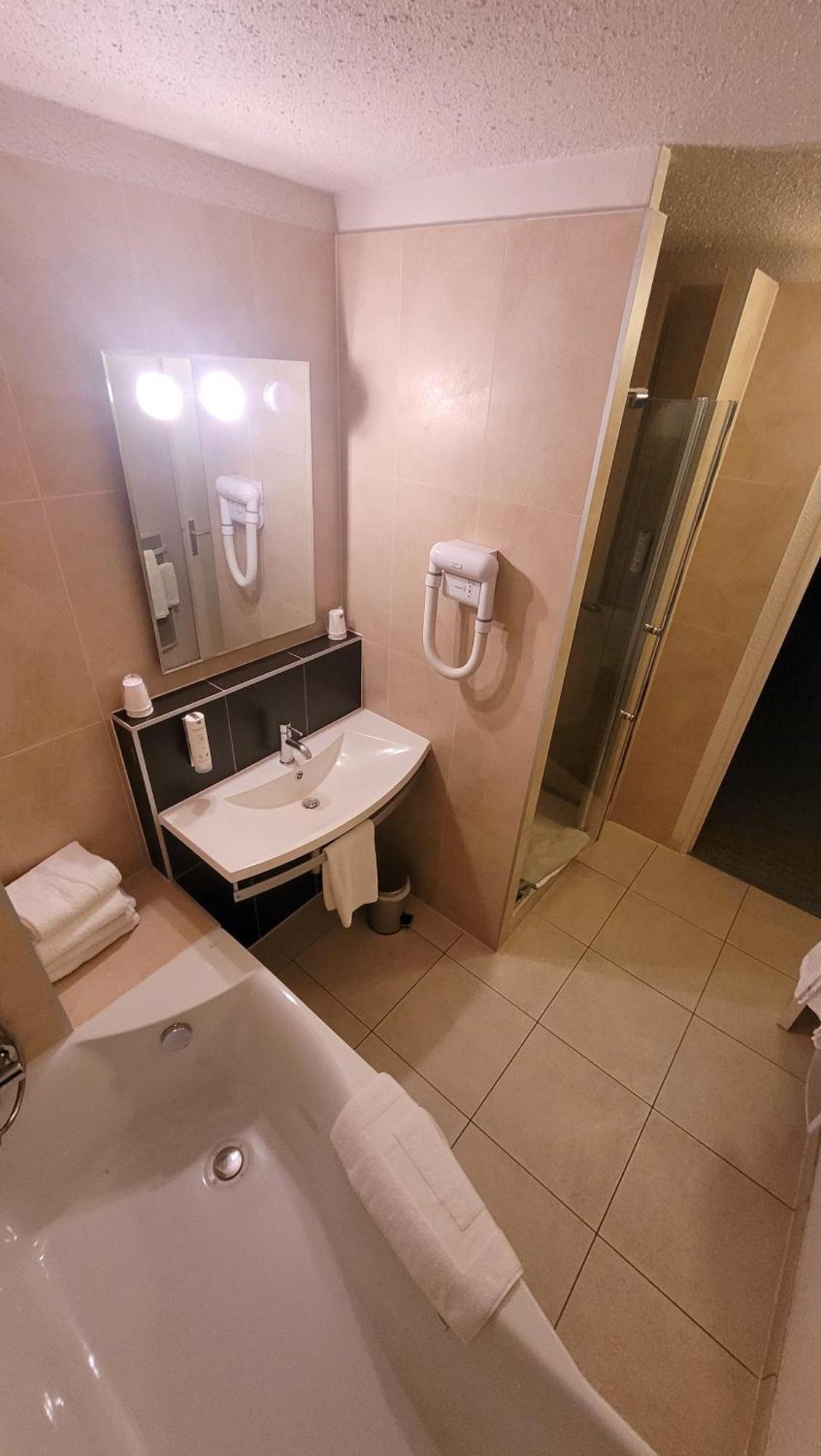 Enzo Hotels Diane - Logis แอมเนวีล ภายนอก รูปภาพ