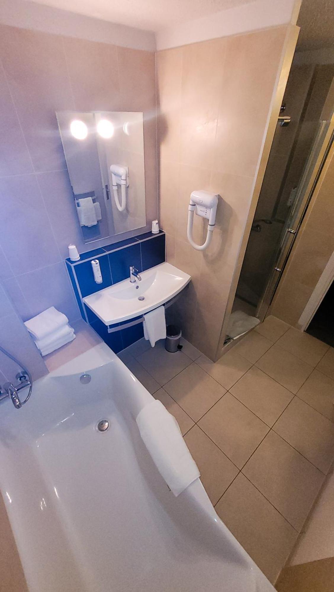 Enzo Hotels Diane - Logis แอมเนวีล ภายนอก รูปภาพ